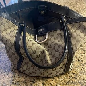 Gucci purse like new no stains or scratches